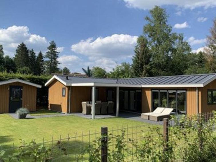 Vrolijk gekleurde vakantiehuisjes bij Vakantiehuis De Thijmse Berg in Rhenen, Utrecht, omgeven door groen.