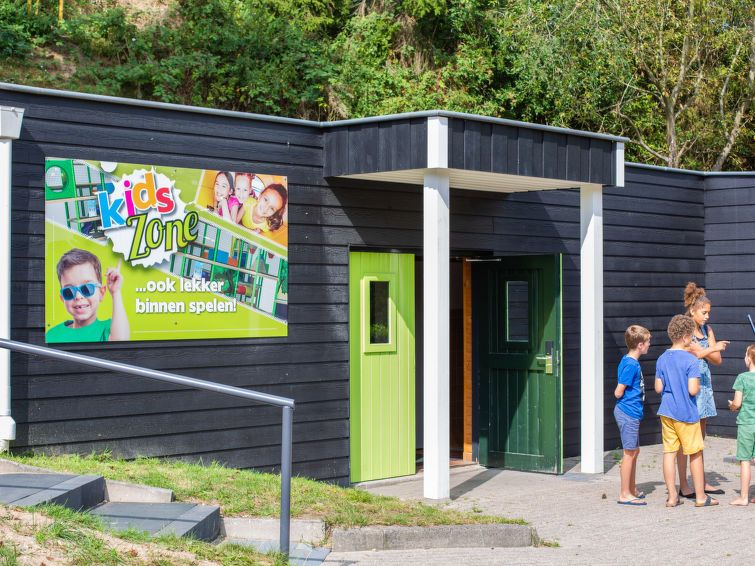 Speelruimte voor kinderen bij Vakantiehuis De Thijmse Berg in Rhenen, Utrechtse Heuvelrug, met kleurrijke inrichting.