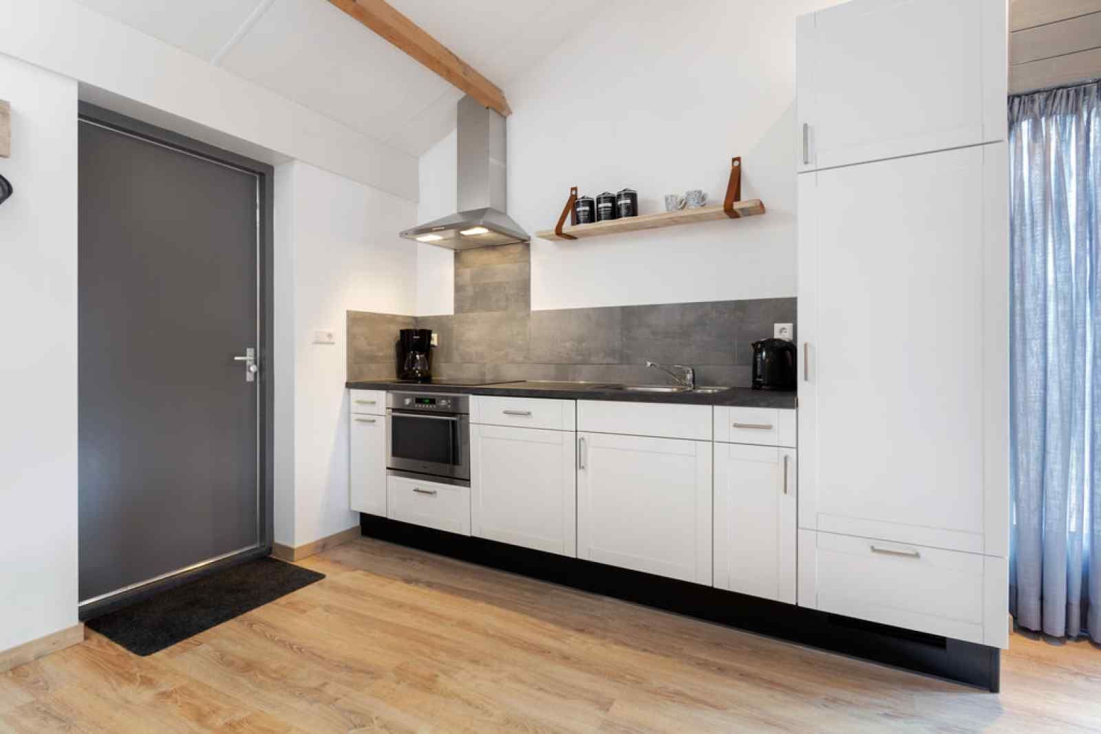 Eettafel in lichte ruimte van UT037, Leersum, Utrechtse Heuvelrug.