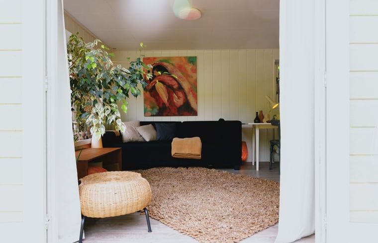 Woonkamer met uitzicht op tuin in Huisje in Maarn, Utrechtse Heuvelrug.