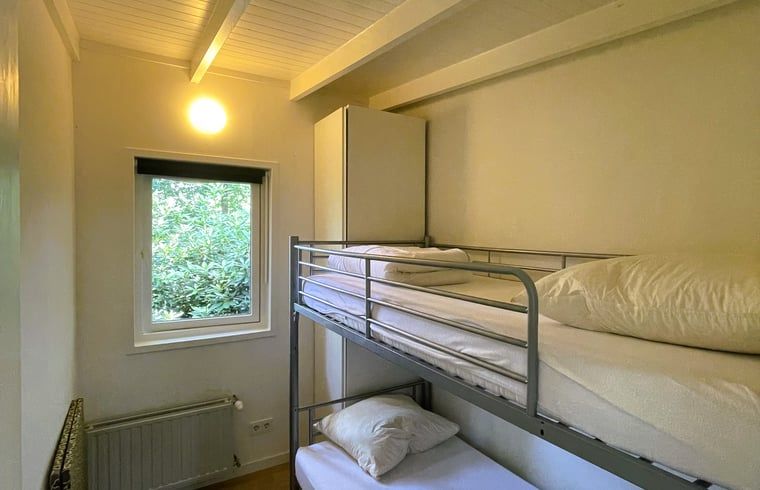 Second bedroom with bunk beds in Holiday home in Maarn, Utrecht Hill Ridge, overlooking nature.
