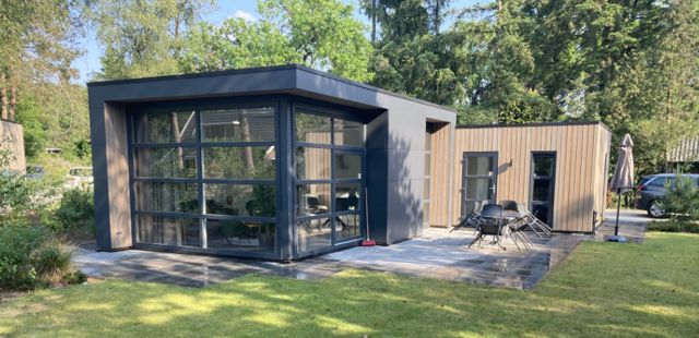 Modern Chalet in Maarn with spacious veranda in the wooded Utrechtse Heuvelrug, perfect for a relaxing vacation.