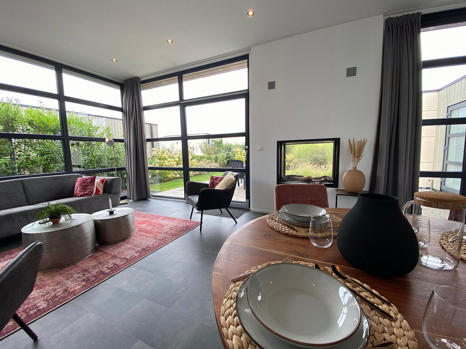 Helles Wohnzimmer eines freistehenden Hauses in Maarn, Utrechtse Heuvelrug, mit moderner Einrichtung und Blick auf den Garten.