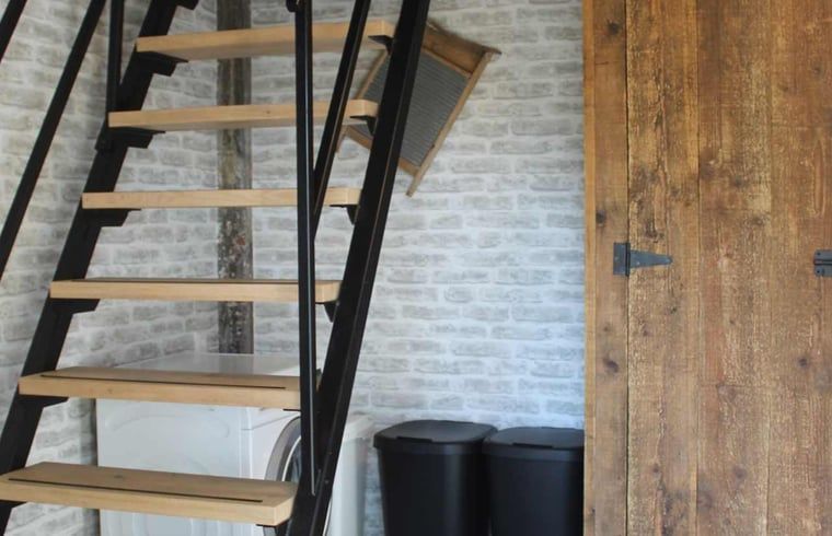 Uniek decoratief element in Vakantiehuisje in Achterveld, Utrechtse Heuvelrug, met een hooi en kippenbeeld.