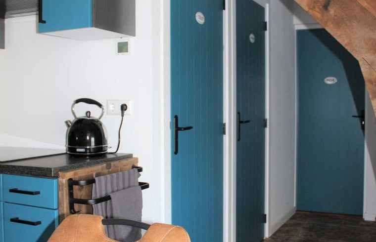 Moderne badkamer met toilet in Vakantiehuisje in Achterveld, Utrechtse Heuvelrug, met strakke afwerking.