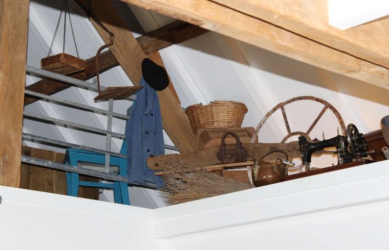 Zithoek met houten ladder in Vakantiehuisje in Achterveld, Utrechtse Heuvelrug, Utrecht.