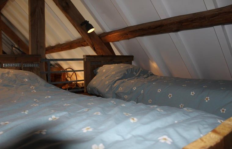 Moderne wastafel in badkamer van Vakantiehuisje in Achterveld, Utrechtse Heuvelrug, Utrecht.