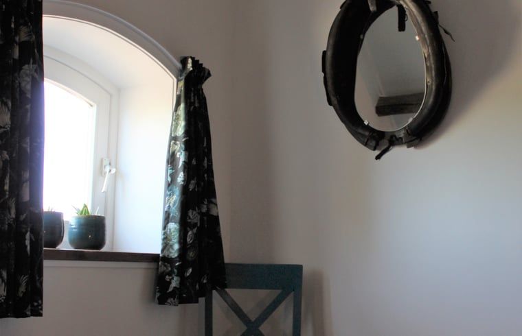 Knusse slaapkamer met houten details in Vakantiehuisje in Achterveld, Utrechtse Heuvelrug, Utrecht.