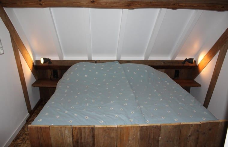 Slaapkamer met blauwe accenten in Vakantiehuisje in Achterveld, Utrechtse Heuvelrug, Utrecht.