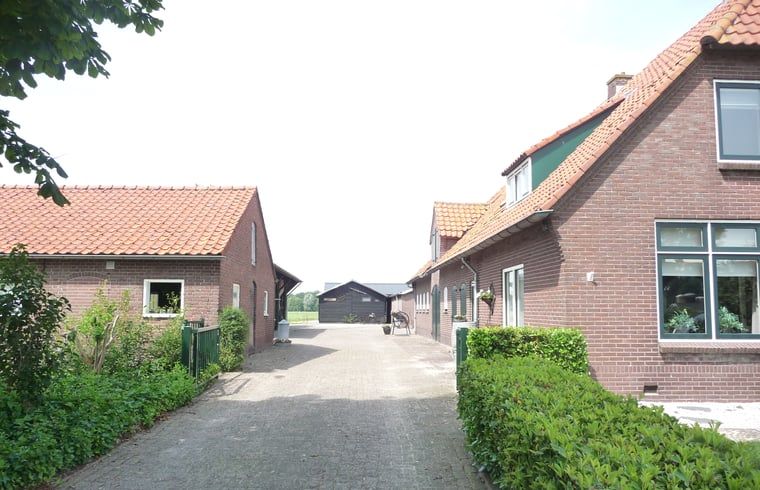 Cottage in Achterveld, ein charmantes Ferienhaus auf dem Utrechter Hoehenruecken in Utrecht, umgeben von laendlicher Umgebung und rustikaler Architektur.