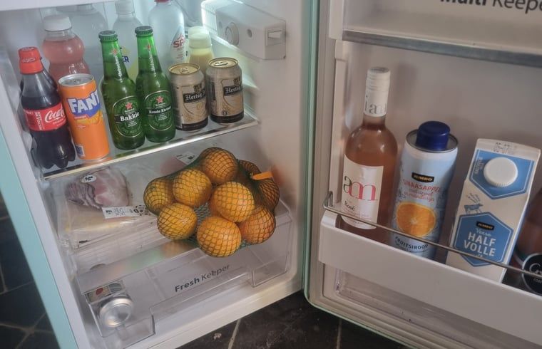 Diverse Getraenke im Kuehlschrank des Ferienhauses in Maarsbergen, Utrechtse Heuvelrug.