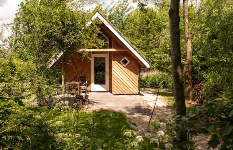 Vakantiehuis in Leerdam, Utrecht met houten gevel en groene omgeving.