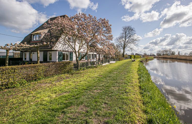 Vakantiehuisje in Hekendorp, Utrecht met prachtig uitzicht op het water en groene omgeving, ideaal voor een ontspannen verblijf.