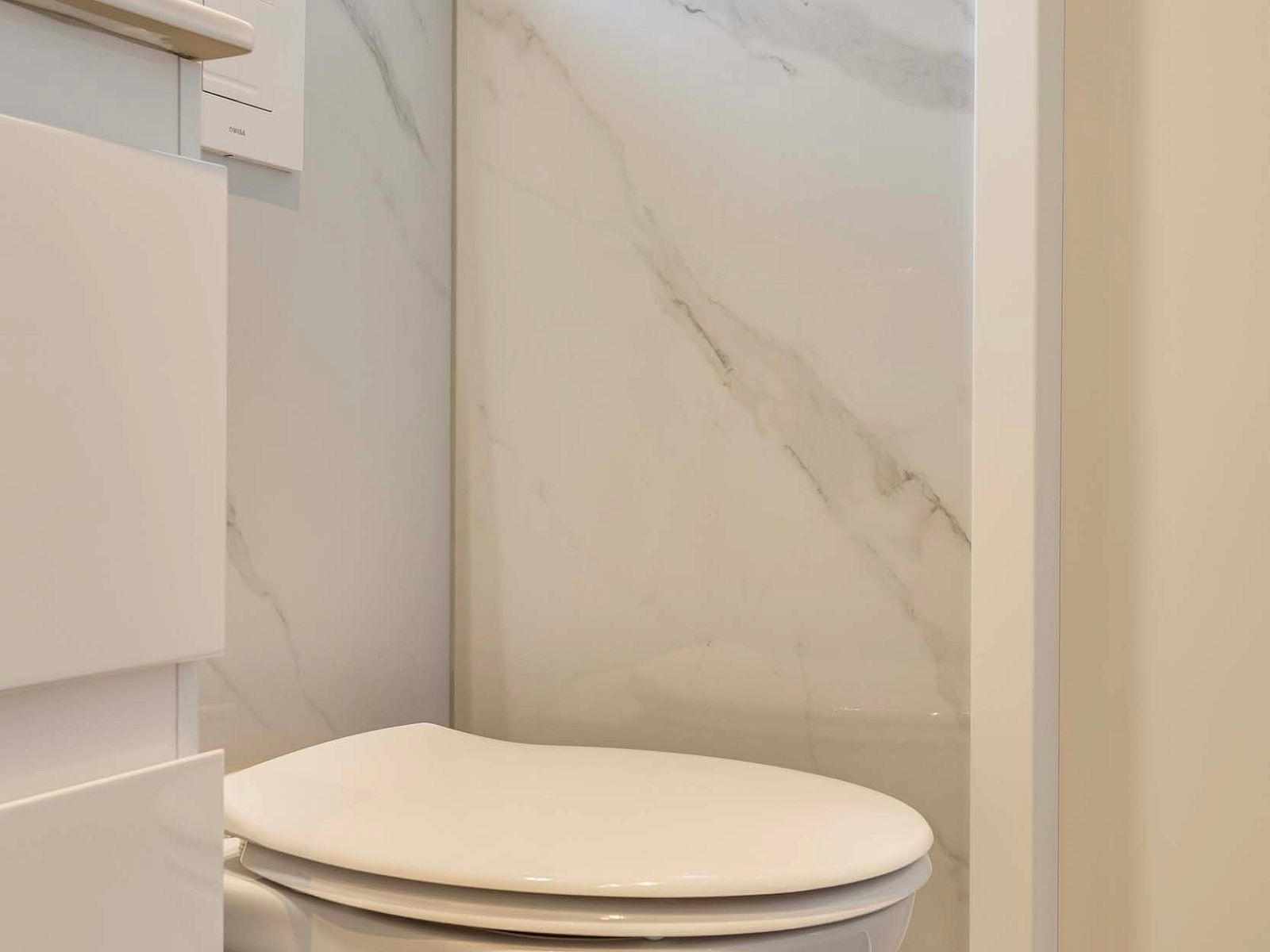 Moderne toiletvoorziening in Tiny house 3 persoons, Lexmond, Utrecht.