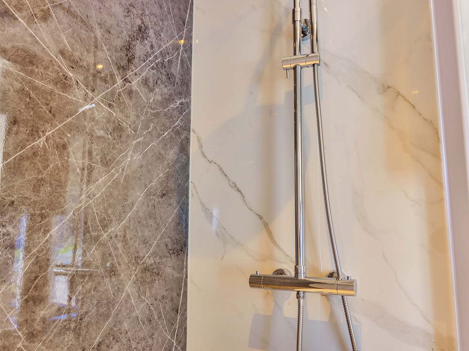 Luxe regendouche in Tiny house 3 persoons, vakantiehuis in Lexmond, Utrecht.