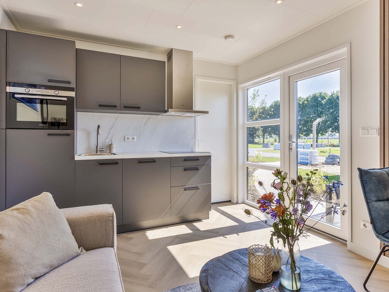 Gezellige woonruimte met keuken in Tiny house 3 persoons, Lexmond, Utrecht.