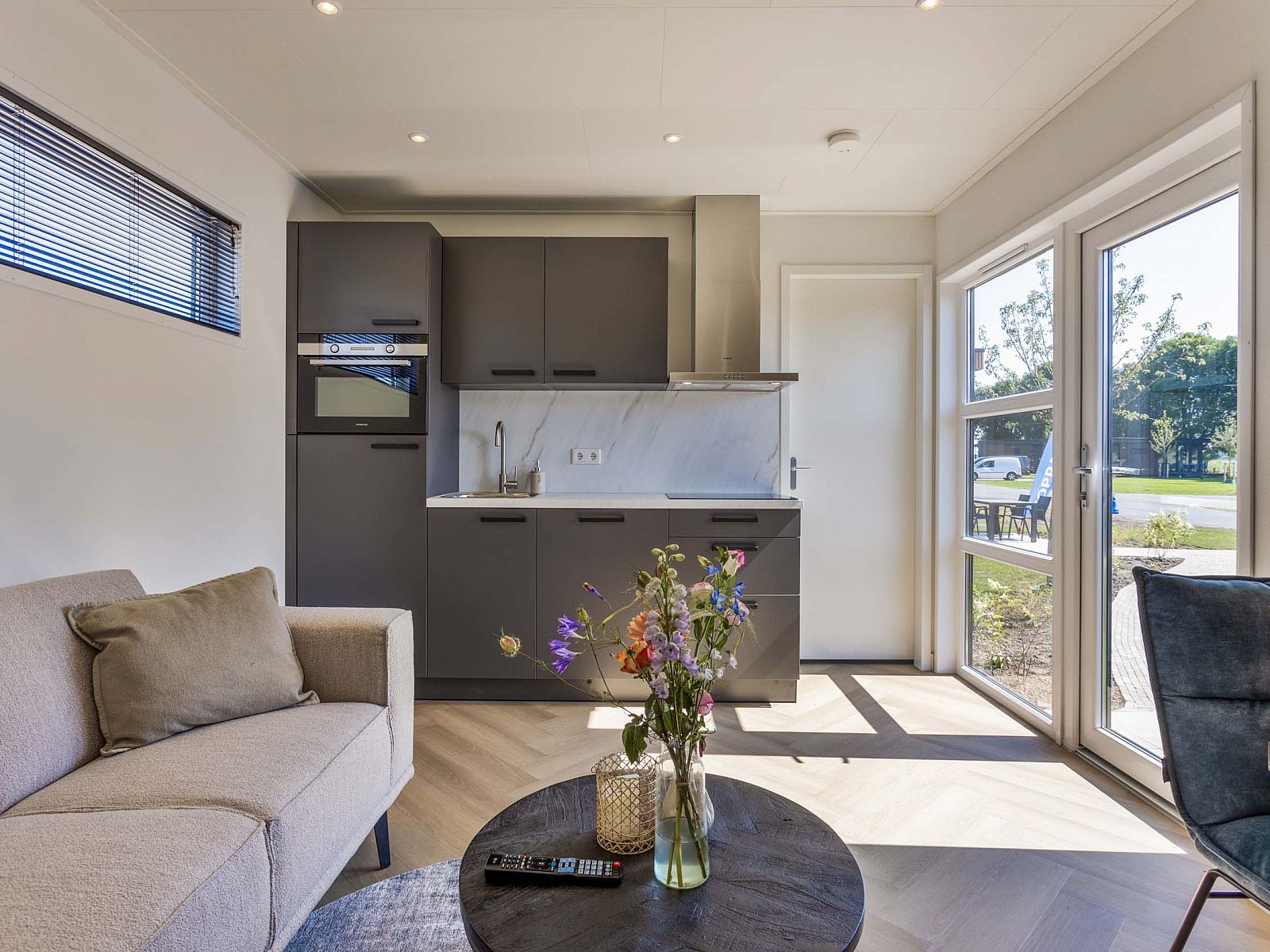 Zithoek met uitzicht in Tiny house 3 persoons, vakantiehuis in Lexmond, Utrecht.