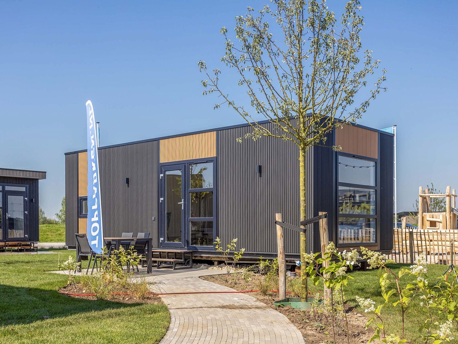 Buitenzijde van Tiny house 3 persoons, vakantiehuis in Lexmond, Utrecht, met tuin.