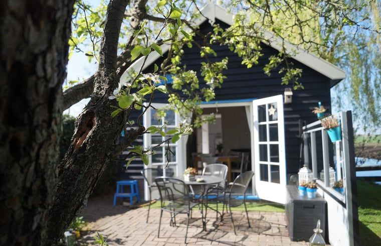 Veranda of Huisje in Zegveld, vacation home in Zegveld, Utrecht. Relax on the terrace overlooking the garden and surrounding nature.