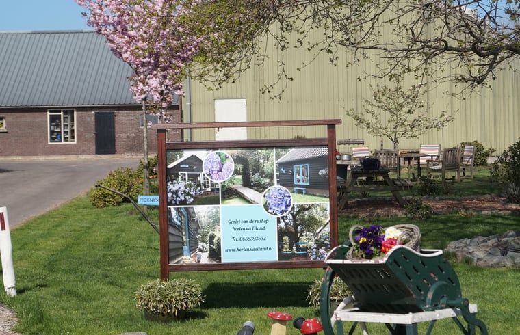 Entrance of Huisje in Zegveld, vacation home in Zegveld, Utrecht. Welcome to this cozy accommodation surrounded by flowering trees.