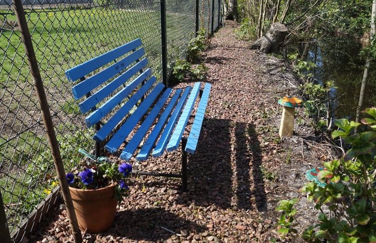 Rustic bench in the garden of Huisje in Zegveld, vacation home in Zegveld, Utrecht. Perfect place to relax in the fresh air.