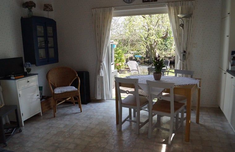 Esszimmer im Ferienhaus in Zegveld mit Blick auf den Garten in Zegveld, Utrecht eo, Utrecht.