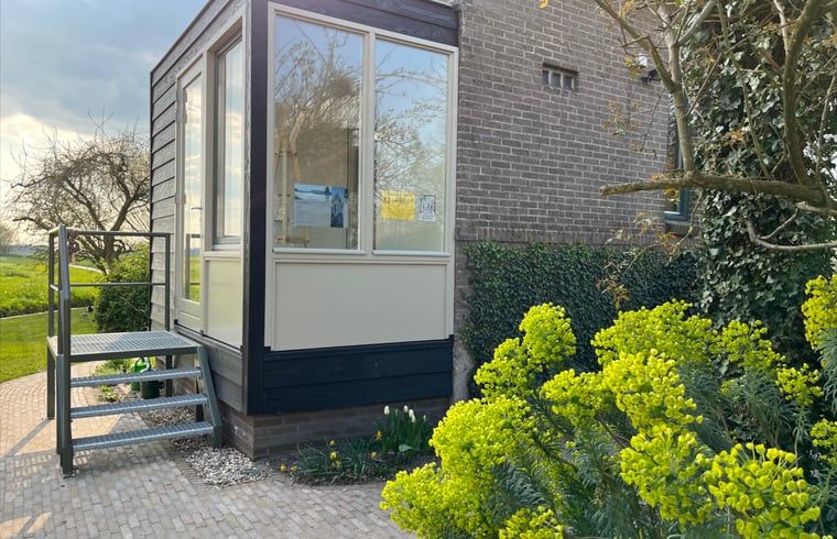Ferienhaus in Schalkwijk, Utrecht, mit moderner Veranda und gruener Umgebung, ideal fuer einen entspannten Aufenthalt in der Natur.