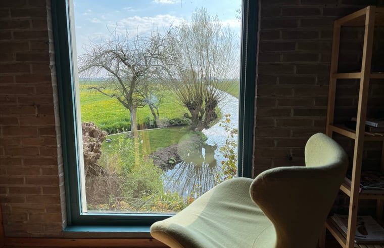 Aussicht vom Ferienhaus in Schalkwijk, Utrecht. Geniessen Sie die ruhige Natur und das beruhigende Wasser von diesem komfortablen Ferienhaus aus.