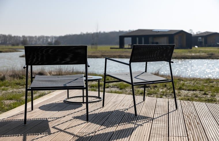 Quiet seating on the terrace of Huisje in Wissenkerke, a vacation home in Wissenkerke, North Beveland, Zeeland.