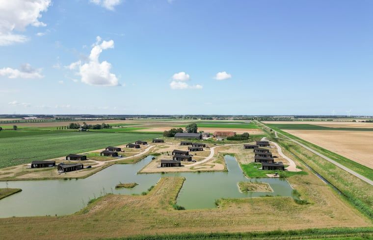 Geraeumiges Wohnzimmer im Ferienhaus in Wissenkerke mit Blick auf die Natur von Nord-Beveland, Zeeland.