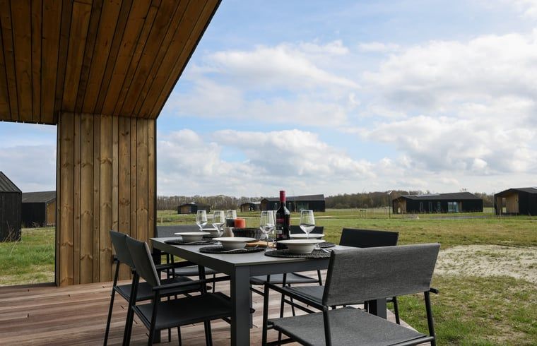 Stilvolles Schlafzimmer eines Ferienhauses in Wissenkerke mit modernen Details in Noord-Beveland, Zeeland.