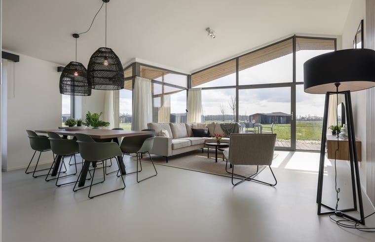 Blick von der Terrasse des Ferienhauses in Wissenkerke auf die gruenen Felder von Nord-Beveland, Zeeland.