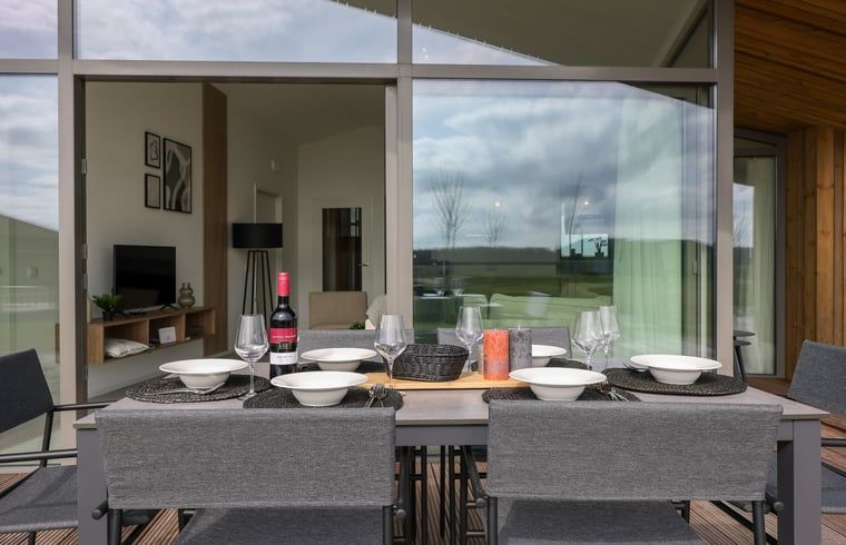 Essecke im Ferienhaus in Wissenkerke mit stilvoller Einrichtung in Noord-Beveland, Zeeland.