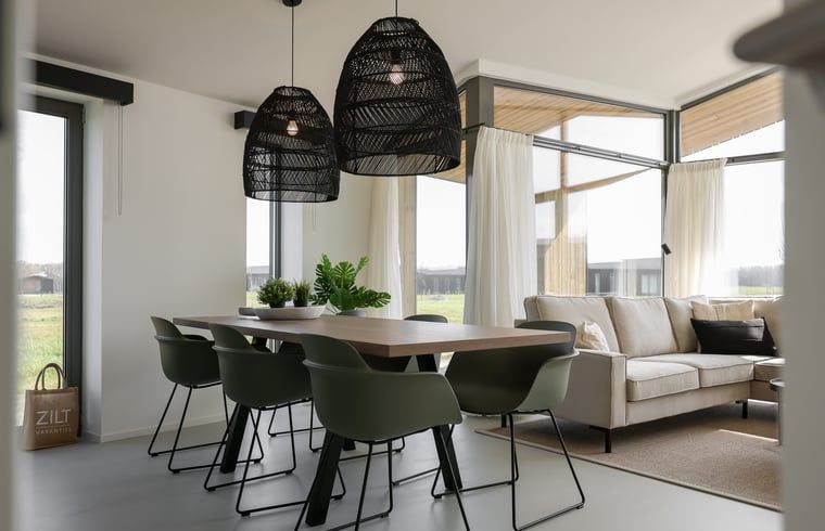 Gemuetliche Essecke im Ferienhaus in Wissenkerke mit Blick auf die Landschaft von Noord-Beveland, Zeeland.