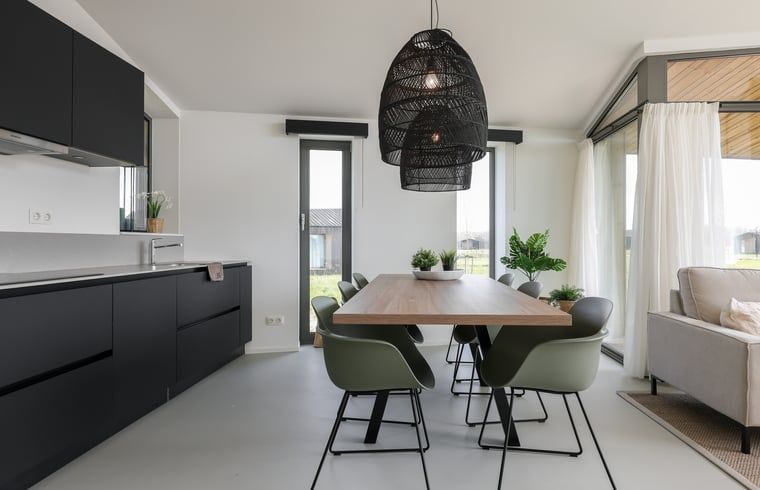 Luxurioeses Schlafzimmer im modern eingerichteten Ferienhaus in Wissenkerke in Noord-Beveland, Zeeland.