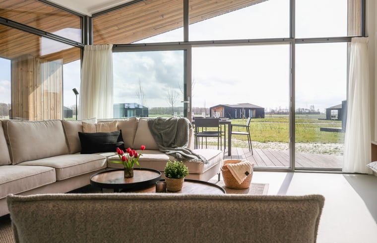 Geraeumige Kueche des Ferienhauses in Wissenkerke mit modernen Geraeten in Noord-Beveland, Zeeland.