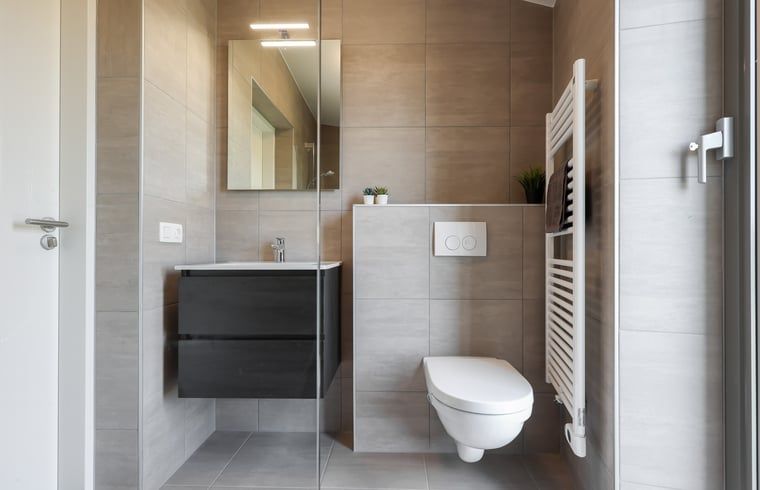 Modernes Esszimmer in einem Landhaus in Wissenkerke mit stimmungsvoller Beleuchtung in Noord-Beveland, Zeeland.