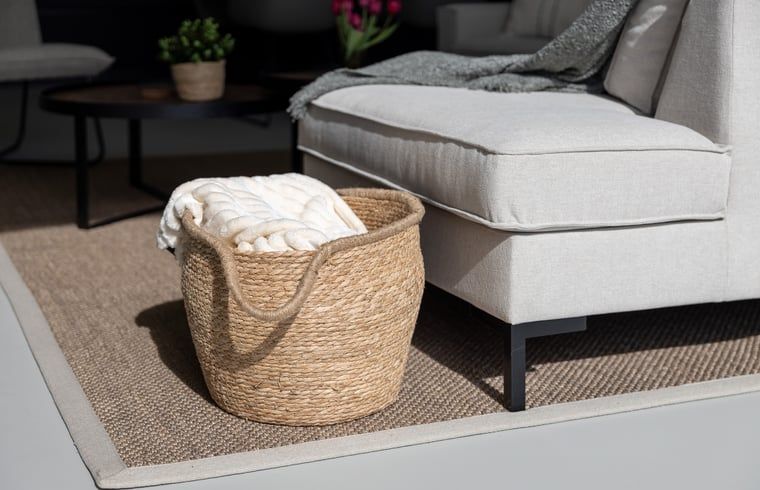 Luxurioeses Wohnzimmer im Ferienhaus in Wissenkerke mit schoener Aussicht auf die Natur von Nord-Beveland, Zeeland.