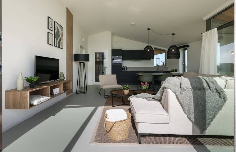 Gemuetliche Sitzecke im Ferienhaus in Wissenkerke mit modernen Details in Noord-Beveland, Zeeland.