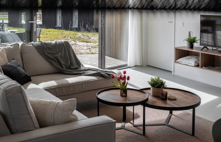 Essecke im Ferienhaus in Wissenkerke mit stimmungsvoller Beleuchtung in Nord-Beveland, Zeeland.