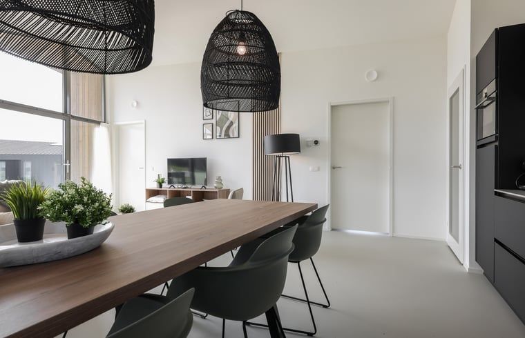 Esstisch auf der Terrasse des Ferienhauses in Wissenkerke mit Blick auf Nord-Beveland, Zeeland.