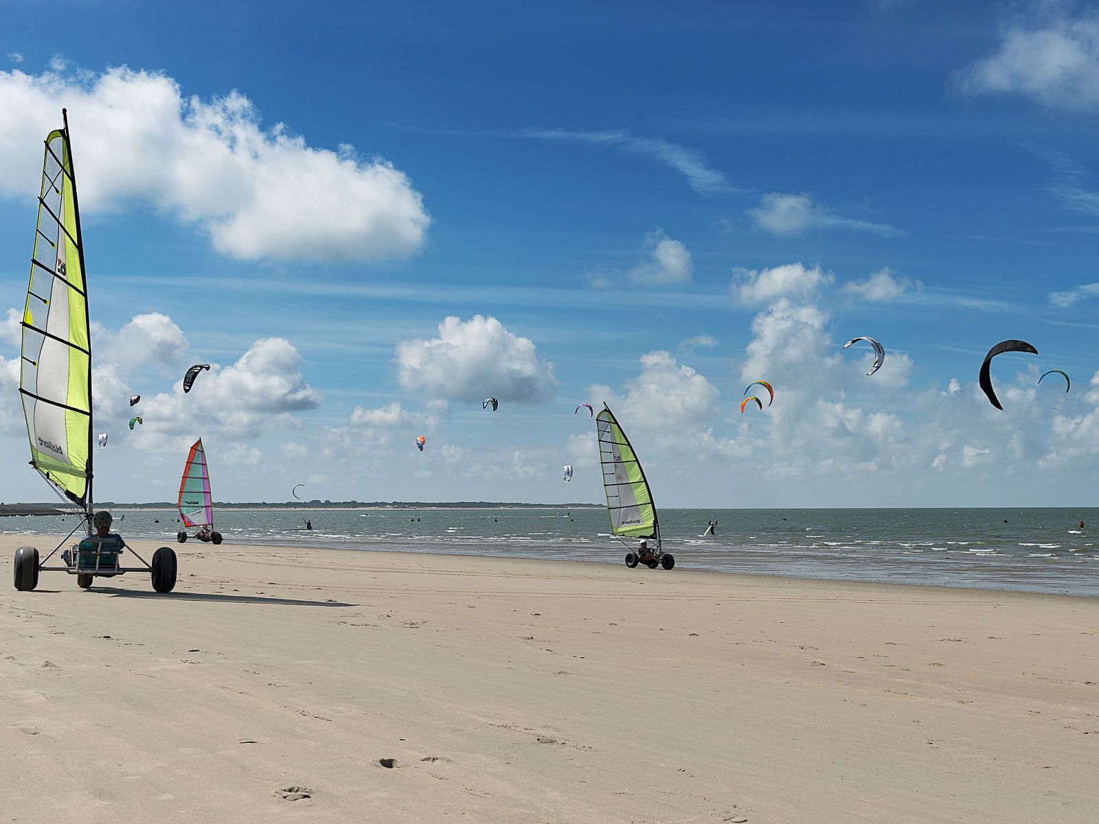 Beach activities near Holiday Home Ganuenta, Colijnsplaat, North Beveland with kitesurfing and sailboats.