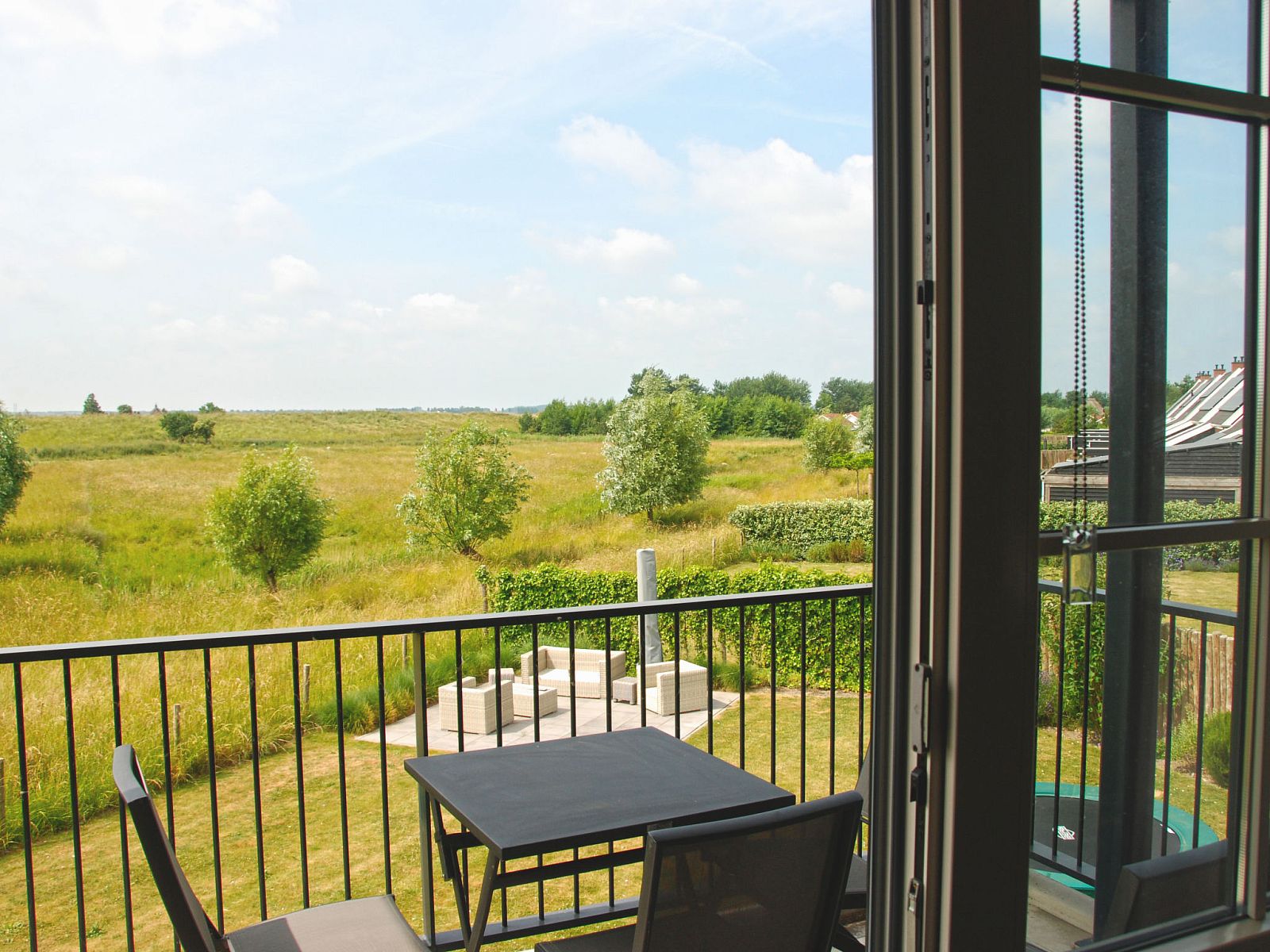 Blick vom Balkon des Apartments Ganuenta in Colijnsplaat, Noord-Beveland, mit weitem Blick in die Natur.