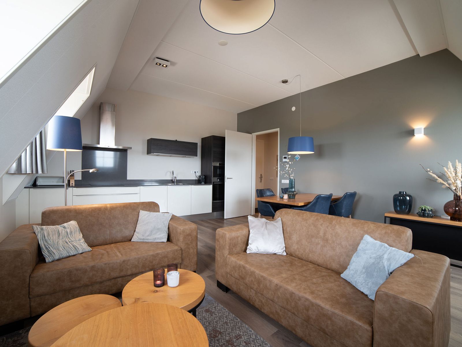 Stilvolles Wohnzimmer im Apartment Ganuenta, Colijnsplaat, Noord-Beveland, mit modernen Moebeln und offener Kueche.