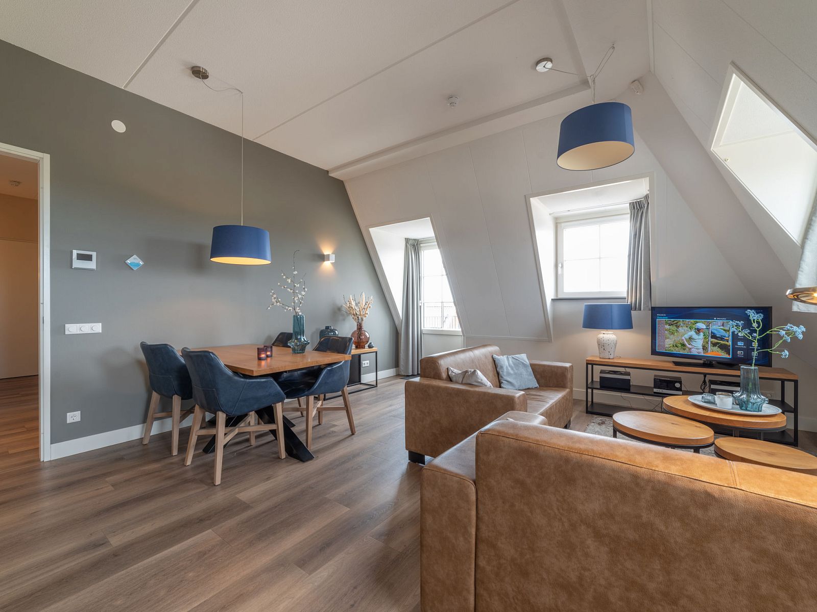 Geraeumiges Esszimmer im Apartment Ganuenta, Colijnsplaat, Noord-Beveland, mit Holztisch und bequemen Sitzgelegenheiten.