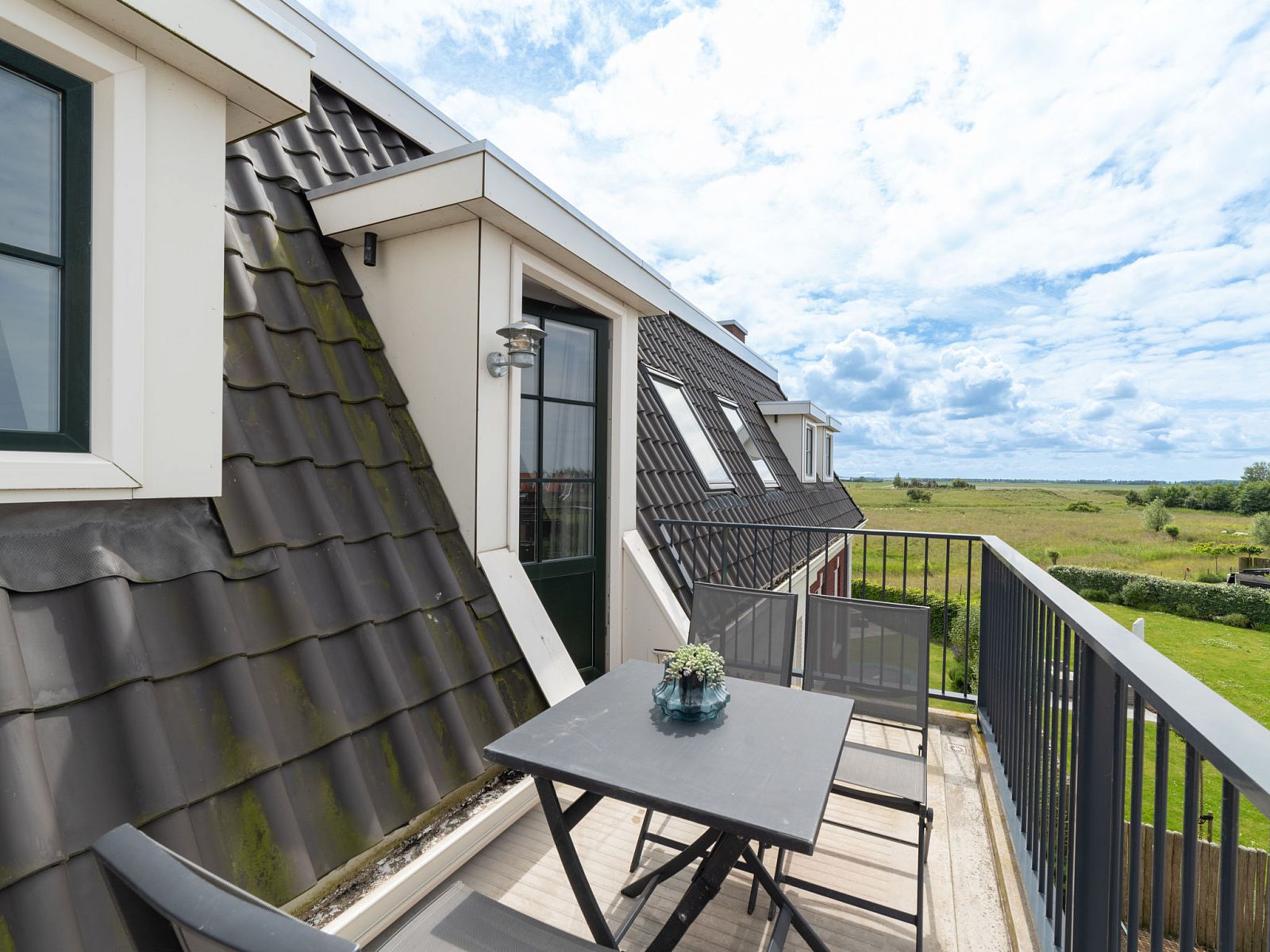Balkon mit Blick auf die Natur im Apartment Ganuenta, Colijnsplaat, Noord-Beveland, ideal zum Entspannen.