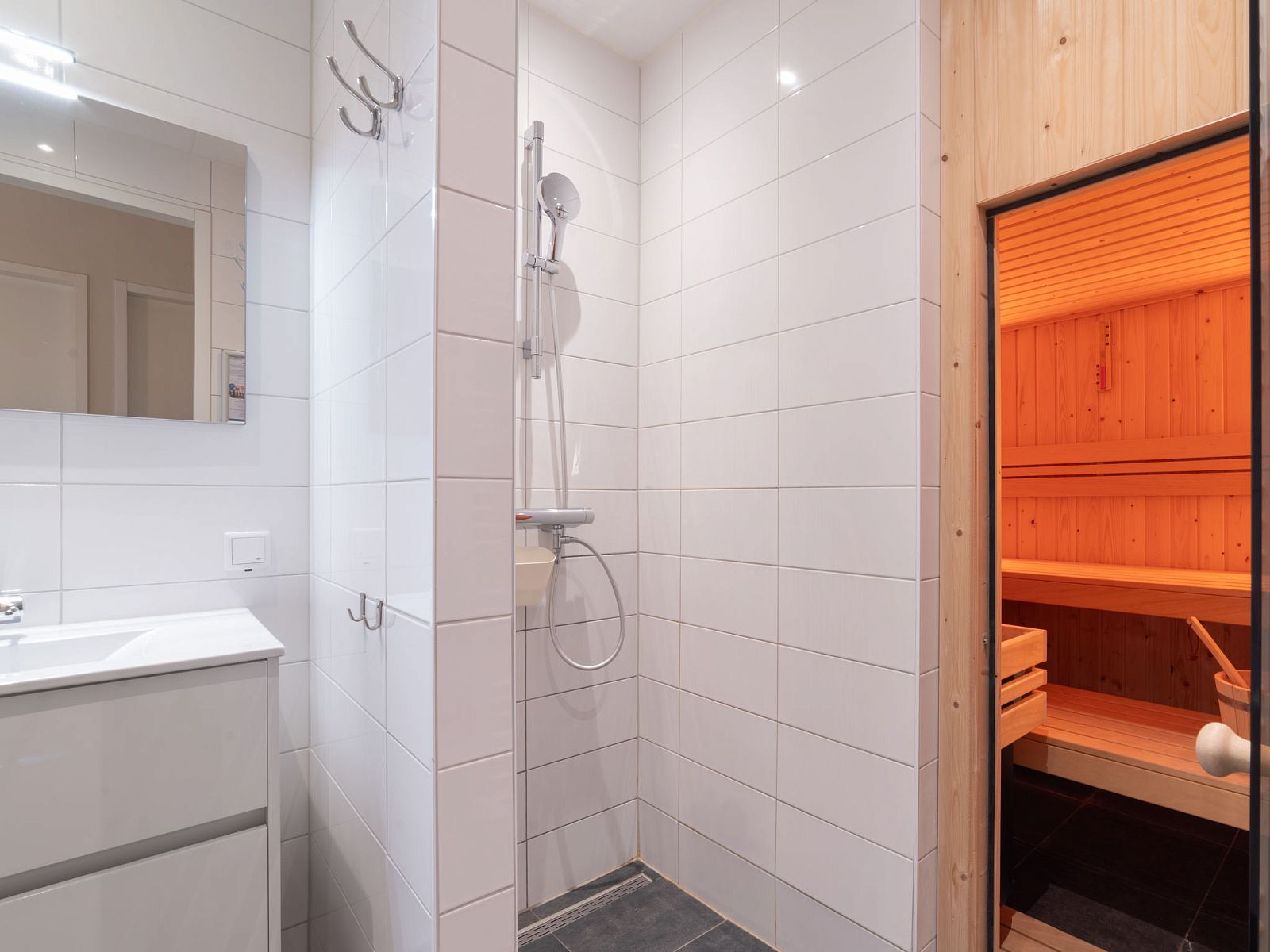 Luxurioeses Badezimmer im Apartment Ganuenta, Colijnsplaat, Noord-Beveland, mit moderner Dusche und Sauna.