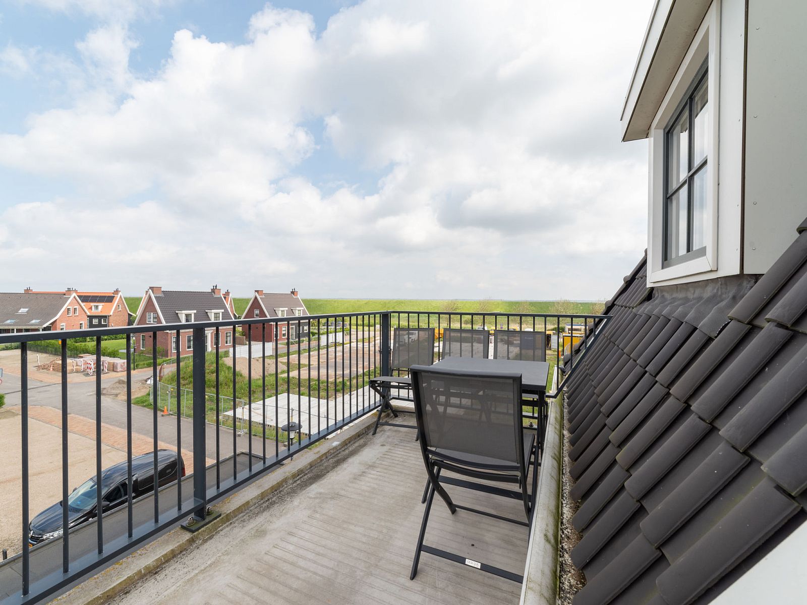 Balkon mit Blick auf die Umgebung von Apartment Ganuenta, Colijnsplaat, Noord-Beveland, mit bequemen Sitzgelegenheiten.
