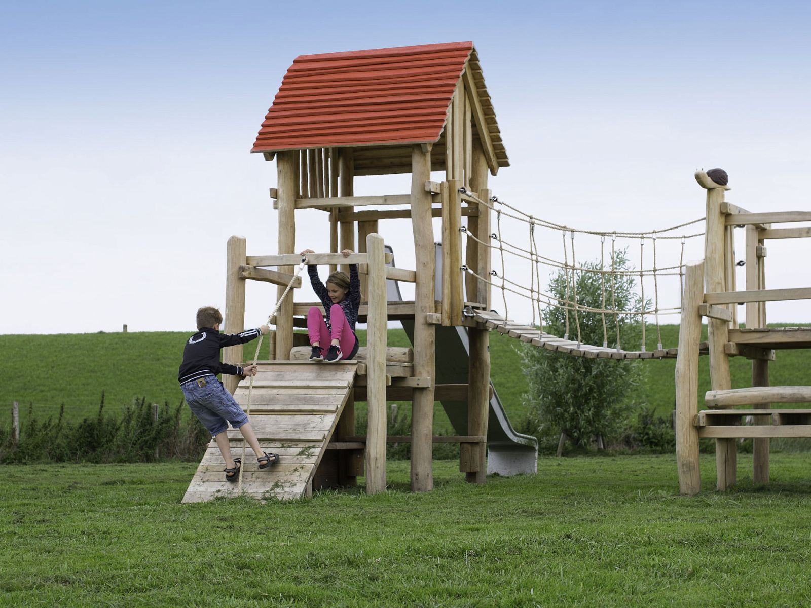 Spielplatz in der Naehe von Apartment Ganuenta, Colijnsplaat, Noord-Beveland, mit Holzspielgeraeten fuer Kinder.