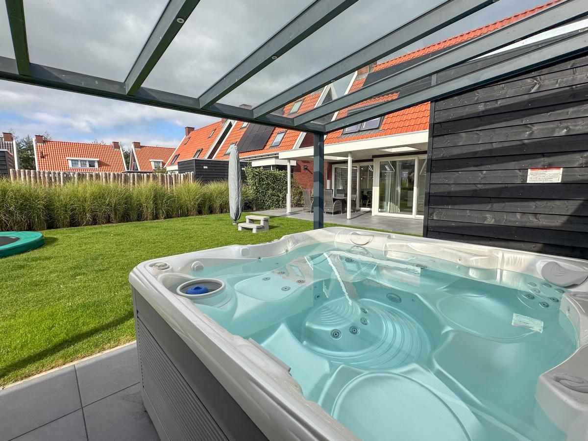 Relax in de jacuzzi van Coast and Calm 63 vakantiehuis in Colijnsplaat, Noord-Beveland, Zeeland